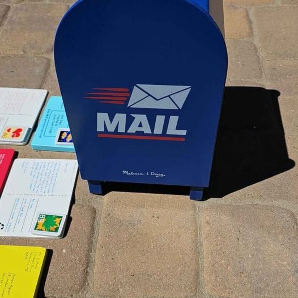 Kids toy mailbox with postcards and key, Melissa & Doug. - Picture 5 of 8